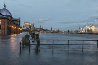 Der Fischmarkt in Hamburg steht unter Wasser (Symbolbild): Bereits zehn Sturmfluten haben die Hansestadt in diesem Jahr erreicht.