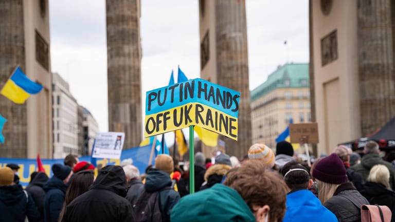 Demonstration von in Berlin und Deutschland lebenden Ukrainern (Archivbild): Auch in Frankfurt lebende Ukrainerinnen und Ukrainern fürchten sich vor einem Krieg.
