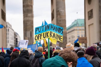 Demonstration von in Berlin und Deutschland lebenden Ukrainern (Archivbild): Auch in Frankfurt lebende Ukrainerinnen und Ukrainern fürchten sich vor einem Krieg.