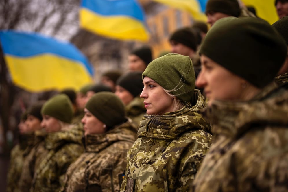 Soldaten der ukrainischen Armee beim "Einheitstag": Die Regierung trifft nun konkrete Vorbereitungen für einen russischen Großangriff.