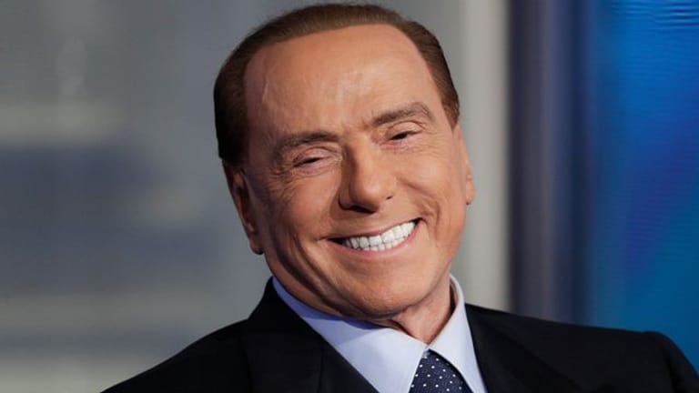 Eine Sängerin aus Sardinien beschreibt Silvio Berlusconi als "absolut respektable und sehr großzügige Person".