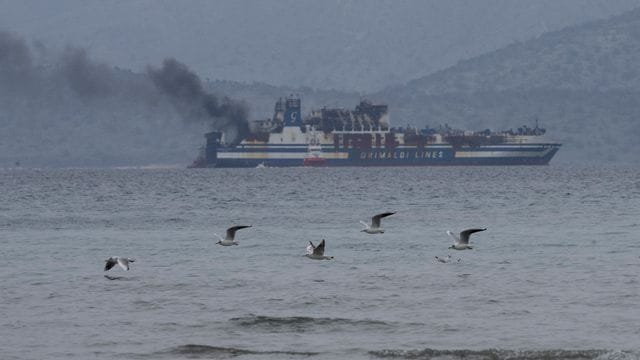 Die Autofähre "Euroferry Olympia" ist in den Hafen der westgriechischen Küstenstadt Astakos geschleppt worden. Die Autofähre "Euroferry Olympia" ist in den Hafen der westgriechischen Küstenstadt Astakos geschleppt worden.