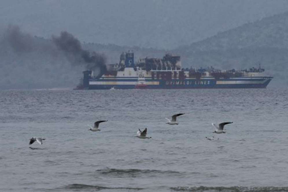 Die Autofähre "Euroferry Olympia" ist in den Hafen der westgriechischen Küstenstadt Astakos geschleppt worden.