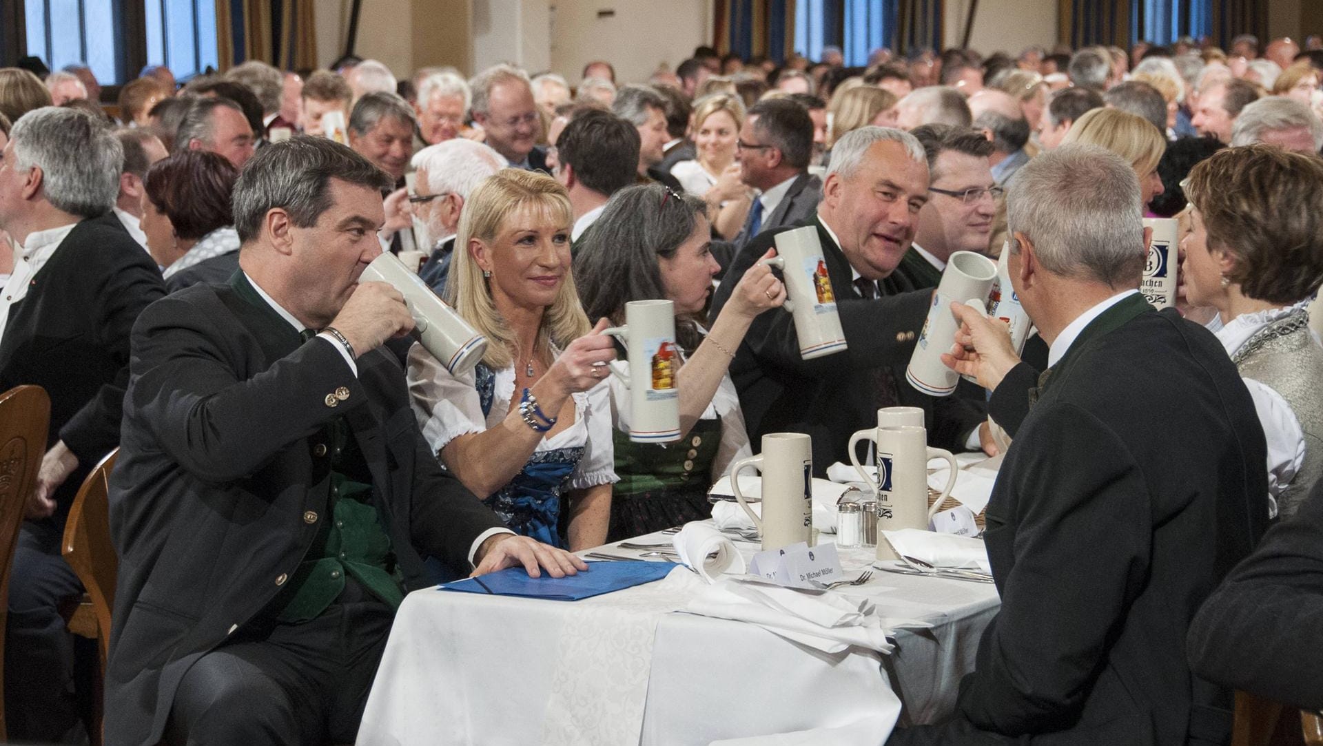 Der heutige Ministerpräsident Markus Söder (links) beim Maibockanstich 2016 (Archivbild): In den vergangenen beiden Jahren ist das Fest ausgefallen. Der heutige Ministerpräsident Markus Söder (links) beim Maibockanstich 2016 (Archivbild): In den vergangenen beiden Jahren ist das Fest ausgefallen.