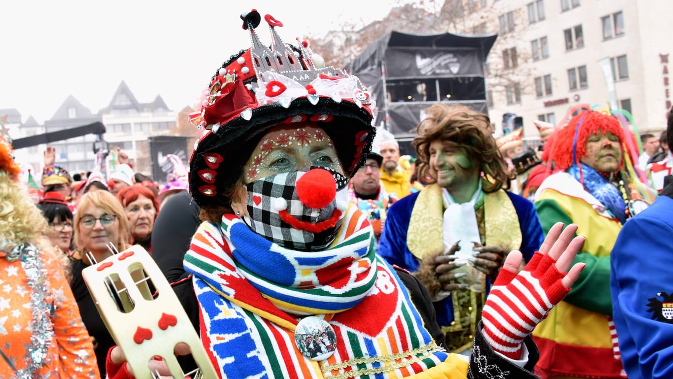 Karnevalisten in Kostüm beim traditionellen Karnevals-Auftakt am 11.11.: Auch beim Straßenkarneval darf ab Weiberfastnacht gefeiert werden – ohne Maske.