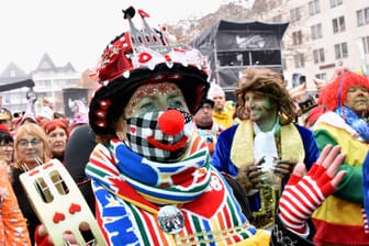 Karnevalisten in Kostüm beim traditionellen Karnevals-Auftakt am 11.11.: Auch beim Straßenkarneval darf ab Weiberfastnacht gefeiert werden – ohne Maske.