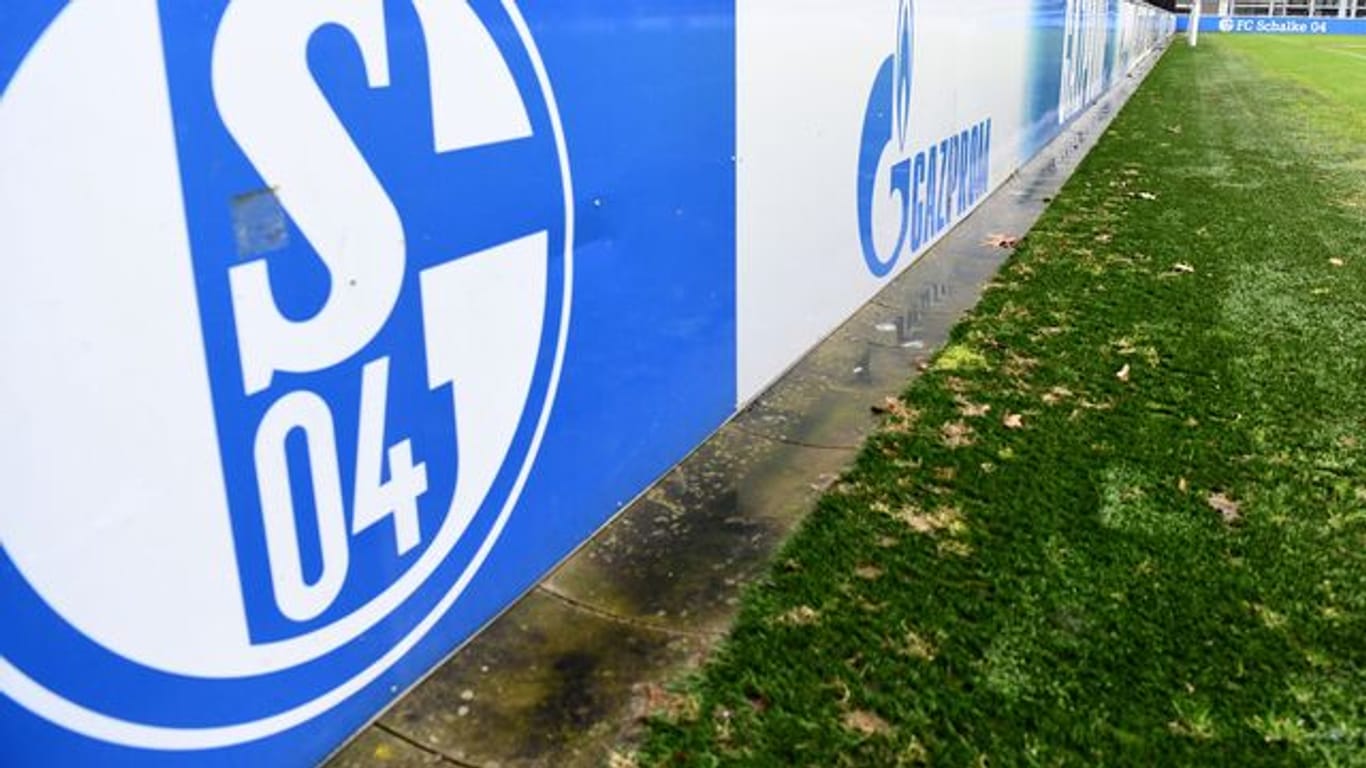 Das Logo des russischen Energieunternehmens Gazprom ist beim FC Schalke 04 allgegenwärtig.