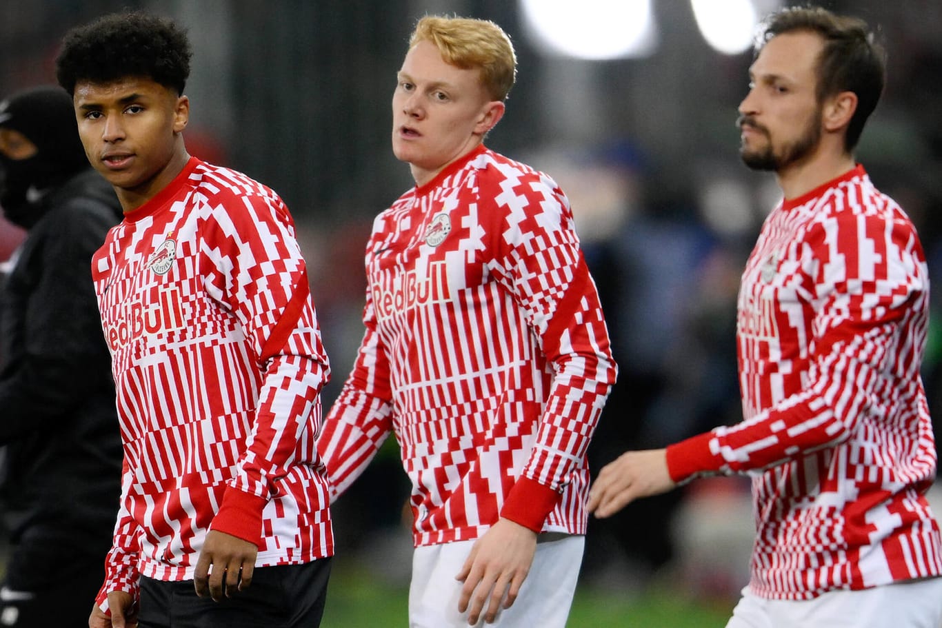 Karim Adeyemi, Nicolas Seiwald und Andreas Ulmer (v.li) vor dem CL-Hinspiel gegen den FC Bayern: Am 8. März geht's für die Salzburger zum Rückspiel nach München.