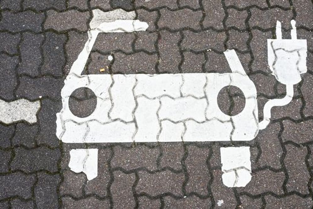 Elektroauto: Wenn es sich nicht vom Fleck rührt, kann eine zu schwache Starterbatterie schuld sein.