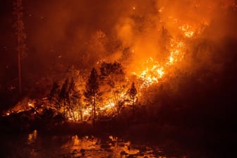 Verheerende Waldbrände in Kalifornien im Sommer 2021 (Archivbild): Laut einem neuen UN-Bericht wird die Zahl solcher extremen Brände in den nächsten Jahrzehnten dramatisch zunehmen.