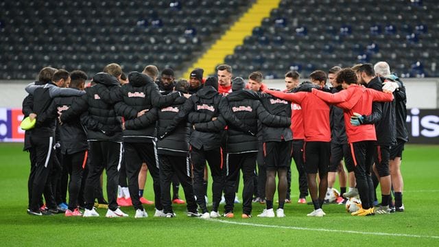 Die Spieler von Red Bull Salzburg bilden beim Training einen Kreis.