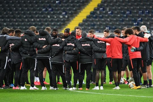 Die Spieler von Red Bull Salzburg bilden beim Training einen Kreis.