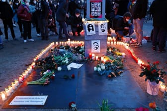 Gedenkveranstaltung des rassistischen Anschlags in Hanau (Archivbild): Ob der Polizeieinsatz gerechtfertigt war, wird jetzt geprüft.