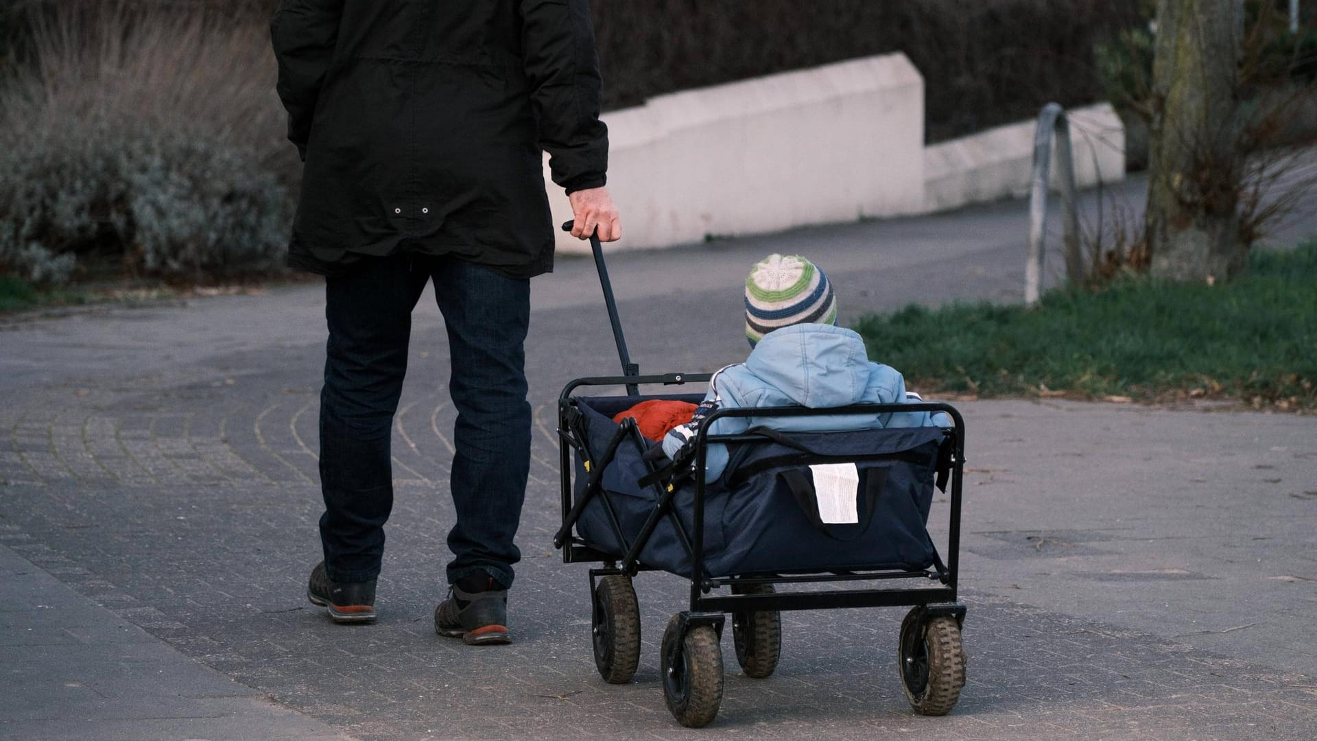 Spaziergänger mit Kind (Symbolbild): Der Fachkräftemangel in Stuttgarter Kitas führt zu enormen Betreuungsproblemen.