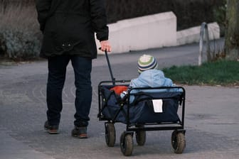 Spaziergänger mit Kind (Symbolbild): Der Fachkräftemangel in Stuttgarter Kitas führt zu enormen Betreuungsproblemen.