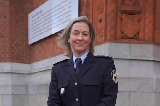 Lässt ihre Zukunft weiter offen: Eisschnellläuferin Claudia Pechstein vor dem Roten Rathaus.