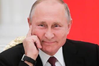 Der russische Präsident gibt sich genügsam, doch eigentlich gehört er wohl zu den reichsten Menschen der Welt.