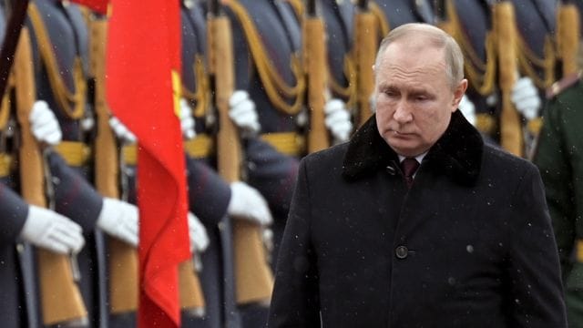 Das von der staatlichen russischen Nachrichtenagentur Sputnik veröffentlichte Bild zeigt Wladimir Putin bei einer Kranzniederlegung am Grab des Unbekannten Soldaten.