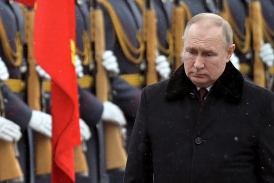 Das von der staatlichen russischen Nachrichtenagentur Sputnik veröffentlichte Bild zeigt Wladimir Putin bei einer Kranzniederlegung am Grab des Unbekannten Soldaten.