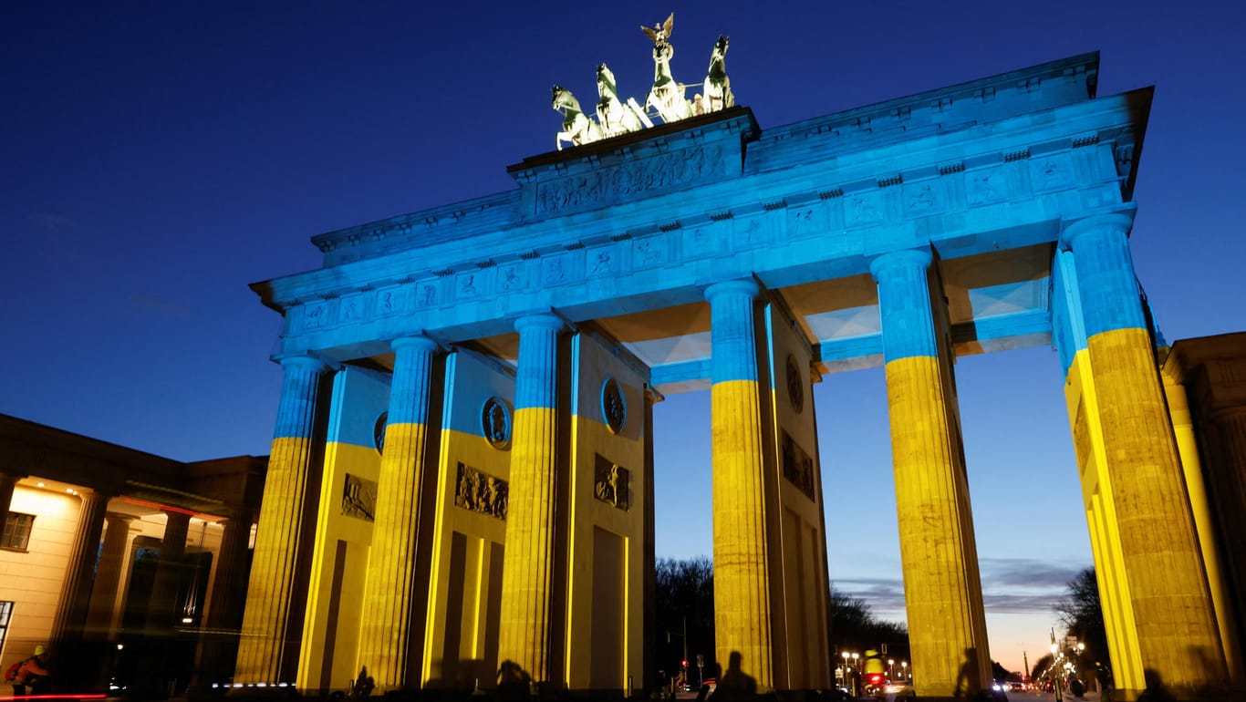Brandenburger Tor in den Farben der ukrainischen Flagge: Auch andere Hauptstädte machen mit.