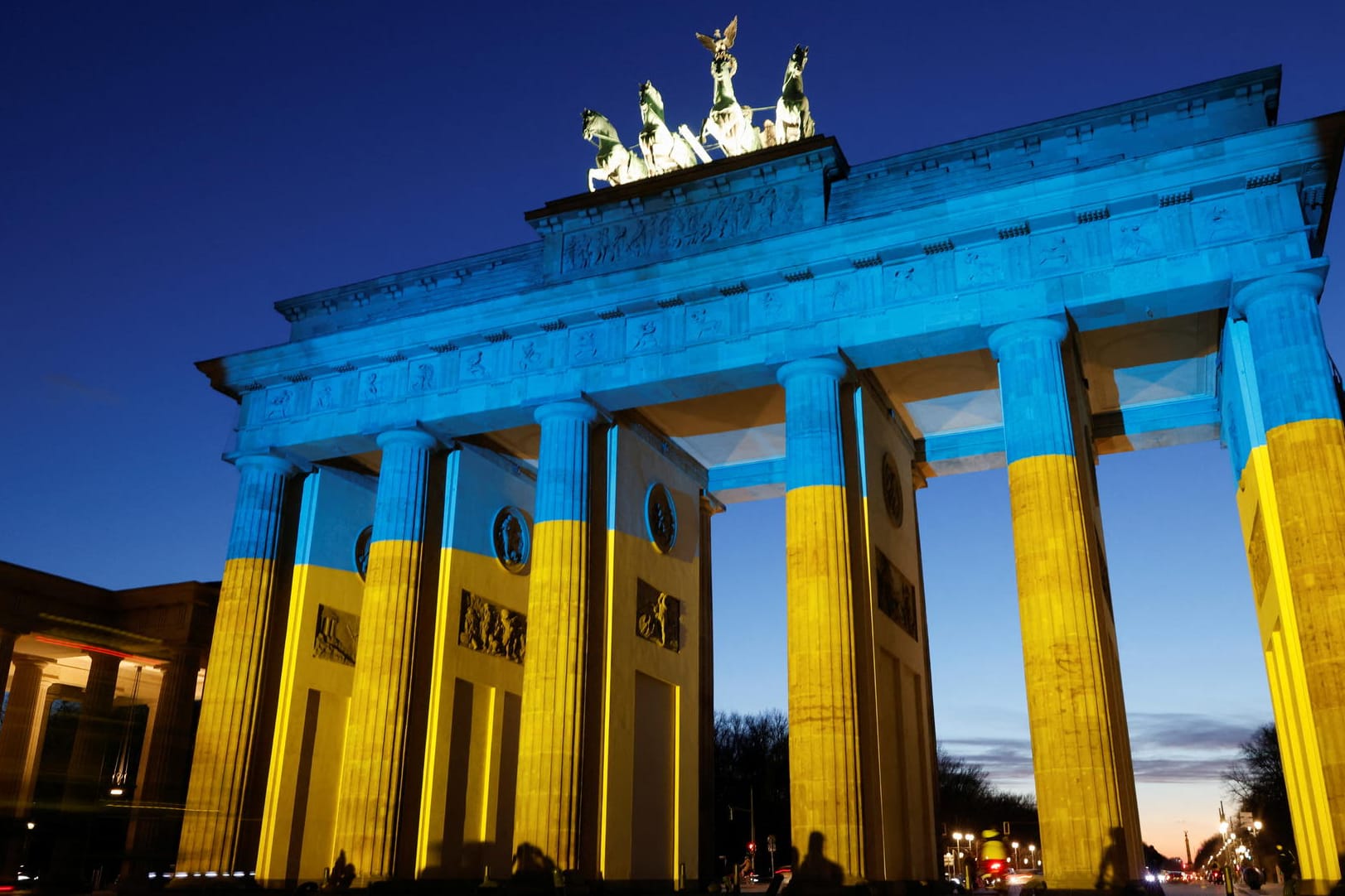 Brandenburger Tor in den Farben der ukrainischen Flagge: Auch andere Hauptstädte machen mit.