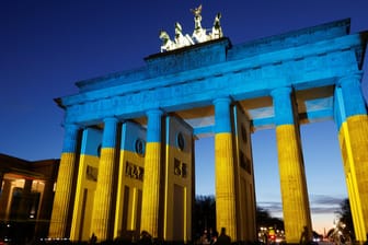 Brandenburger Tor in den Farben der ukrainischen Flagge: Auch andere Hauptstädte machen mit.