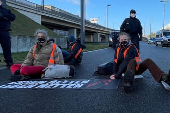 Aktivisten am Hauptstadt-Flughafen BER: Auch am Mittwoch gingen die Blockaden der Gruppe "Aufstand der letzten Generation" weiter.