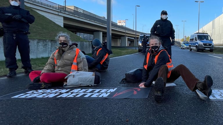 Aktivisten am Hauptstadt-Flughafen BER: Auch am Mittwoch gingen die Blockaden der Gruppe "Aufstand der letzten Generation" weiter.