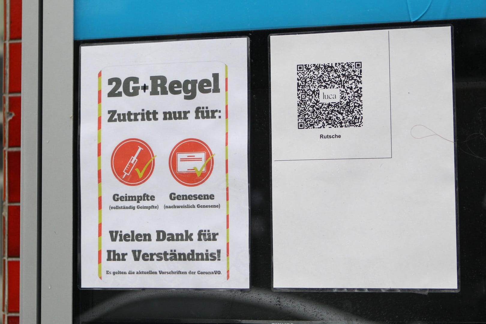 Im Fenster einer Kneipe hängt Zettel mit 2G-plus-Regel (Symbolbild): Die neue Corona-Verordnung in Niedersachsen bringt Lockerungen für Geimpfte und Genesene.