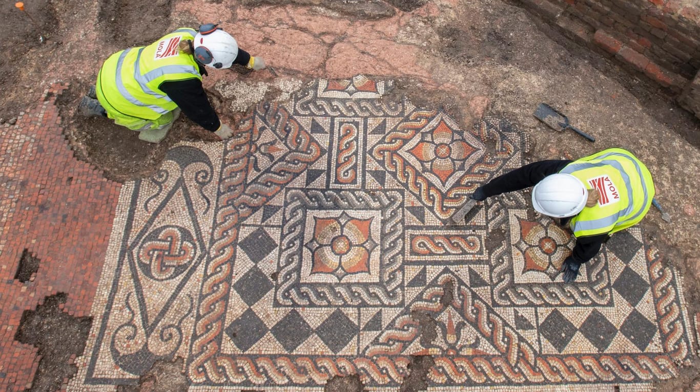 Zwei Archäologinnen des Museum of London Archaeology bei der Arbeit: Es ist das größte römische Mosaik, das in der britischen Hauptstadt seit mehr als einem halben Jahrhundert gefunden wurde.