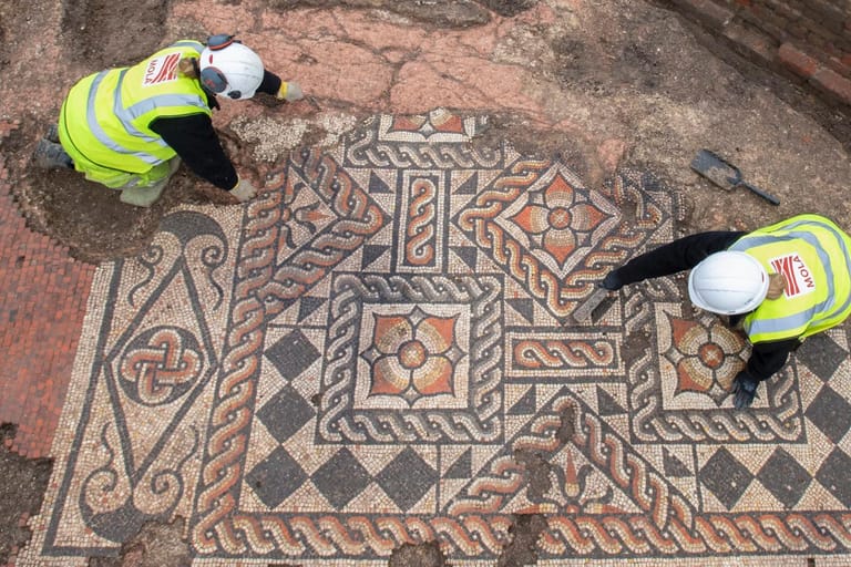 Zwei Archäologinnen des Museum of London Archaeology bei der Arbeit: Es ist das größte römische Mosaik, das in der britischen Hauptstadt seit mehr als einem halben Jahrhundert gefunden wurde.
