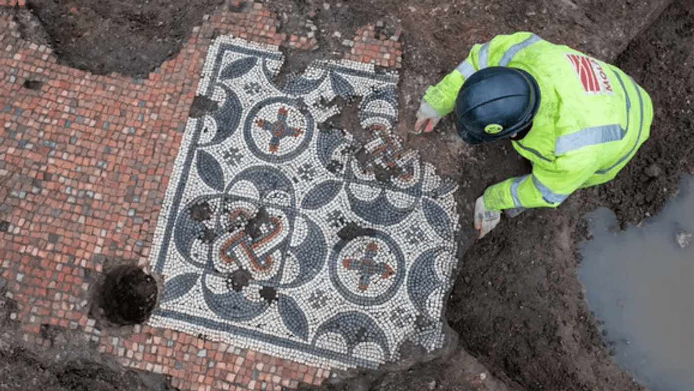 Das kleinere Schmuckpaneel des langen Mosaiks: Außer den Steinen fanden die Archäologen auch die Ruine eines weiteren Wohnhauses, Münzen, Schmuck, eine bronzene Brosche sowie eine Nähnadel und einen Haarpin aus Knochen.