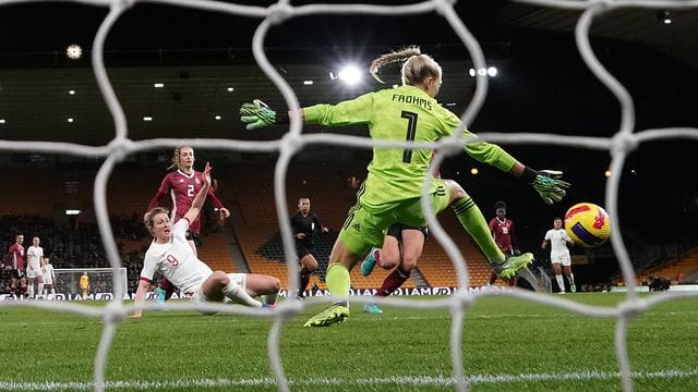 Ellen White (l) aus England trifft zum 1:0 gegen Deutschlands Torhüterin Merle Frohms.