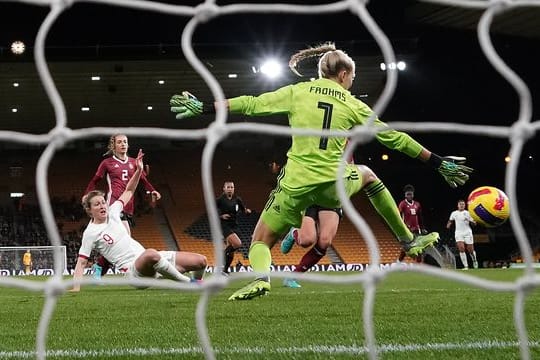 Ellen White (l) aus England trifft zum 1:0 gegen Deutschlands Torhüterin Merle Frohms.