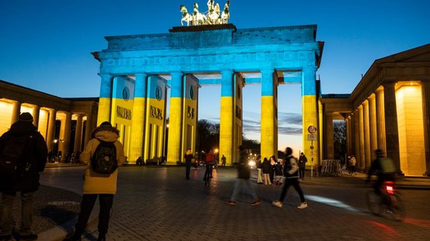 Das Brandenburger Tor wird angestrahlt