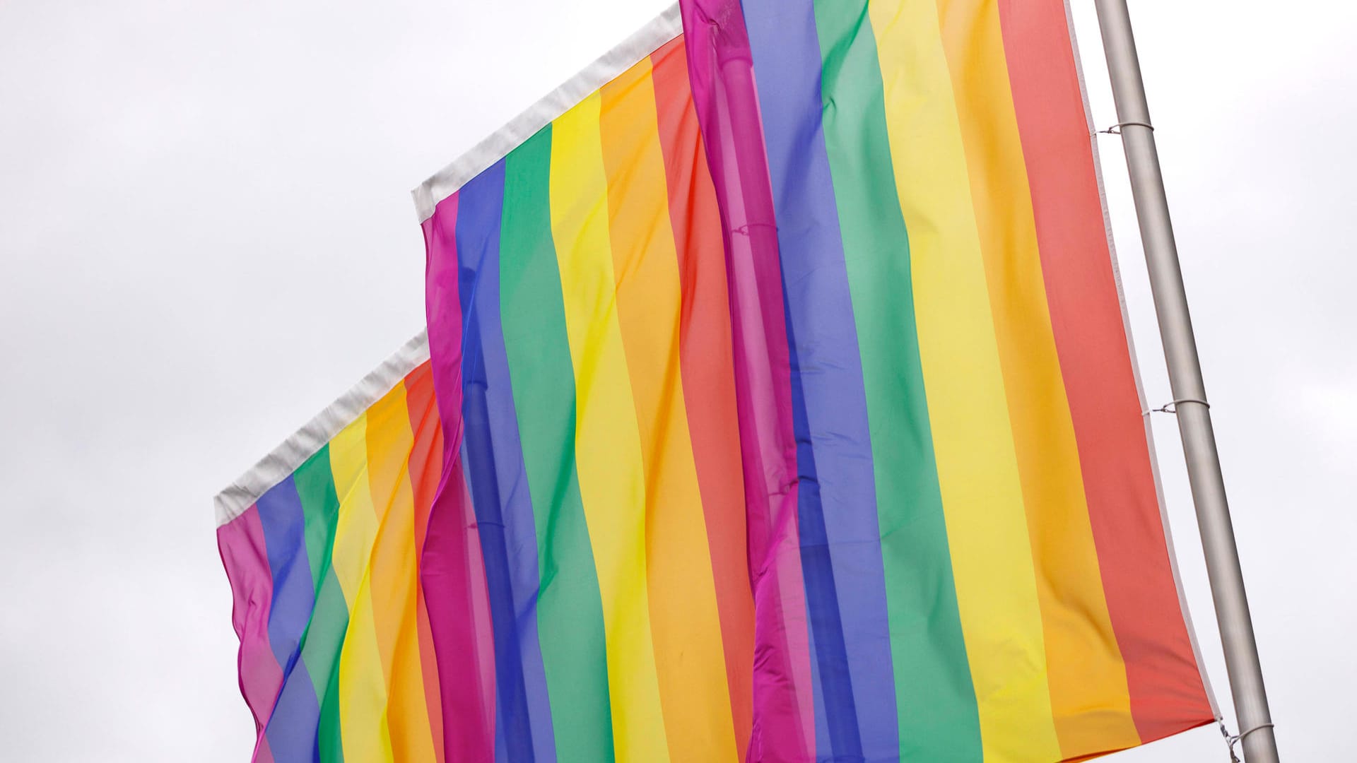 Regenbogen-Fahnen wehen im Wind (Symbolbild): Queeres Leben soll in Nürnberg sichtbarer werden. Regenbogen-Fahnen wehen im Wind (Symbolbild): Queeres Leben soll in Nürnberg sichtbarer werden.