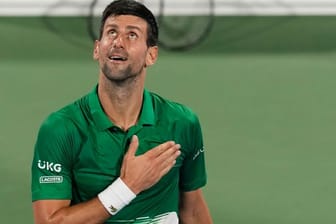 Novak Djokovic freut sich nach seinem Sieg über den Russen Karen Chatschanow.