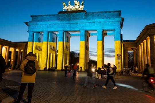 Ein Zeichen der Solidarität: das beleuchtete Brandenburger Tor.