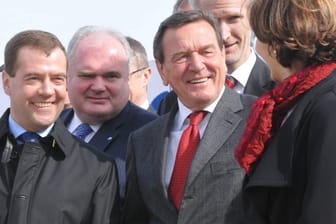 Matthias Warnig (M.) mit Russlands Ex-Präsident Dmitri Medwedew (2.v.l) und Ex-Bundeskanzler Gerhard Schröder.