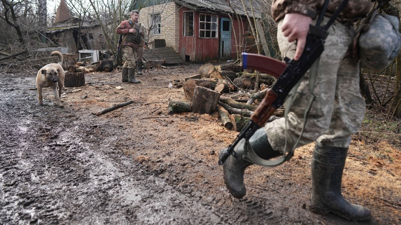 Ein ukrainischer Soldat an der Trennlinie zwischen dem von der Ukraine und dem von pro-russischen Separatisten gehaltenen Gebiet in der Nähe von Svitlodarsk in der Ostukraine. Ein ukrainischer Soldat an der Trennlinie zwischen dem von der Ukraine und dem von pro-russischen Separatisten gehaltenen Gebiet in der Nähe von Svitlodarsk in der Ostukraine.