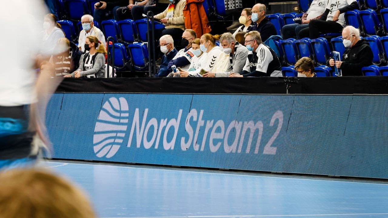 Der Schriftzug "Nord Stream 2" wird während des Spiels auf einer digitalen Werbebande angezeigt.