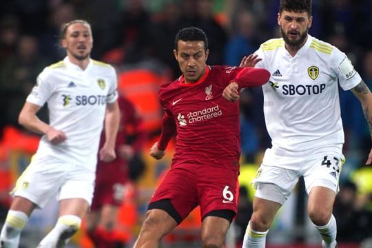 Thiago Alcantara (M) vom FC Liverpool kommt vor Sam Greenwood (r) von Leeds United an den Ball.