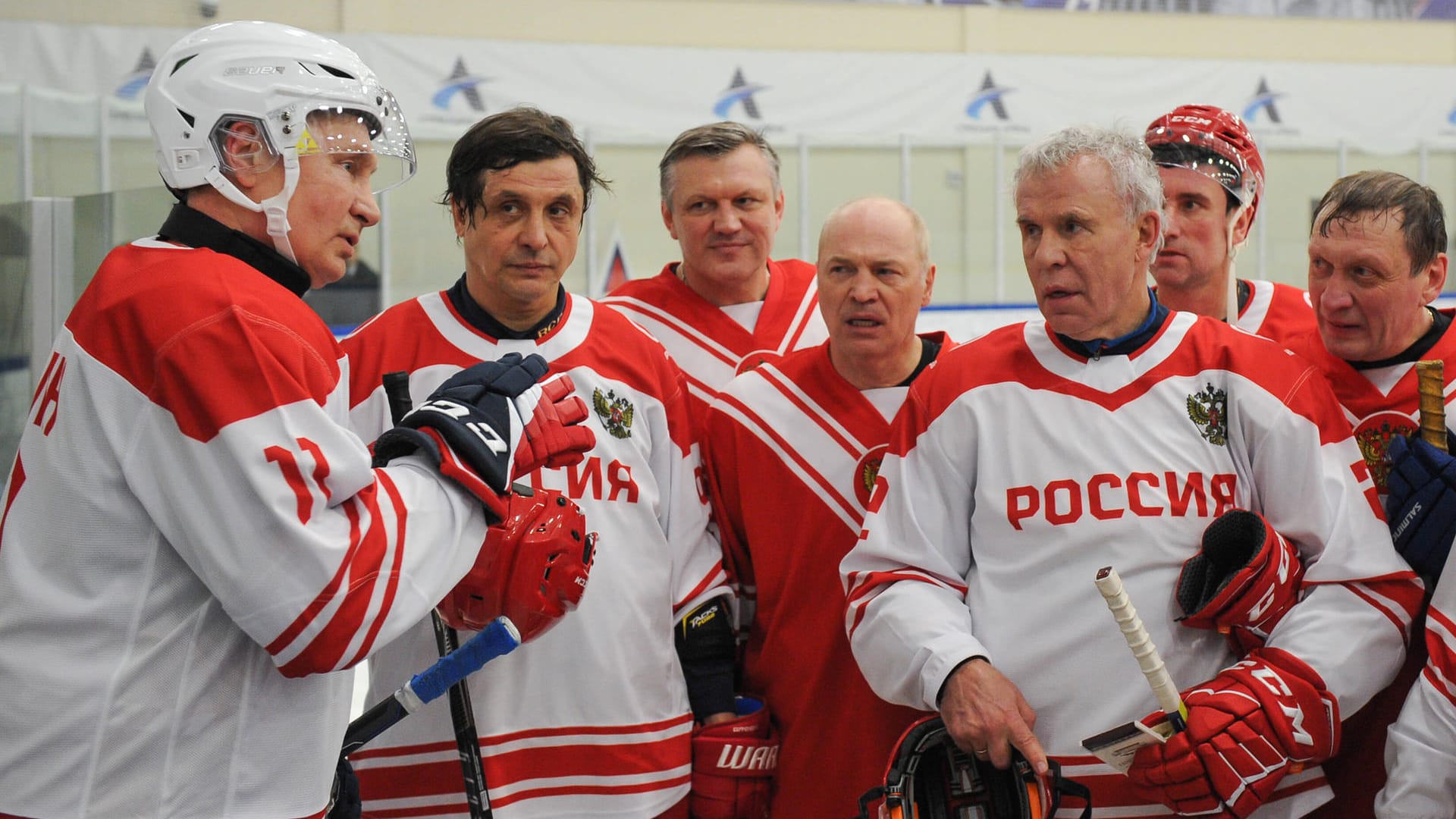 Wladimir Putin: Die Eishockeyspieler Waleri Kamensky, Wyacheslav Butsayev, Witaly Prokhorov, Wyacheslav Fetisov und Gennady Kurdin sammeln sich um ihren "Zaren".