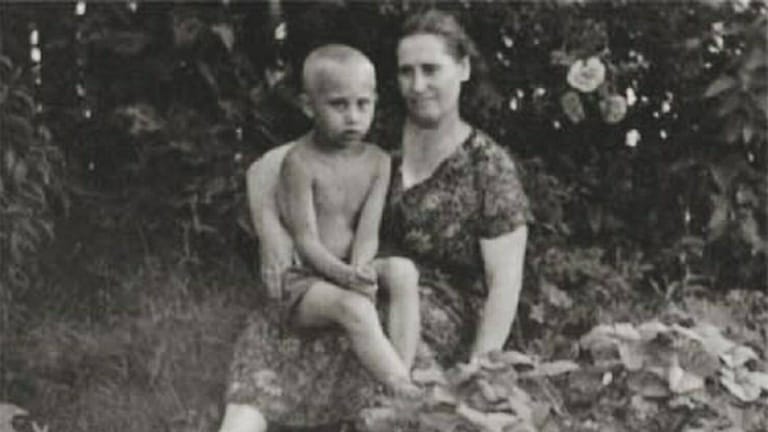 Putin als Junge im Arm seiner Mutter: Am 7. Oktober 1952 wurde er in Leningrad als jüngstes von drei Kindern geboren. Seine zwei älteren Brüder starben im Kindesalter.
