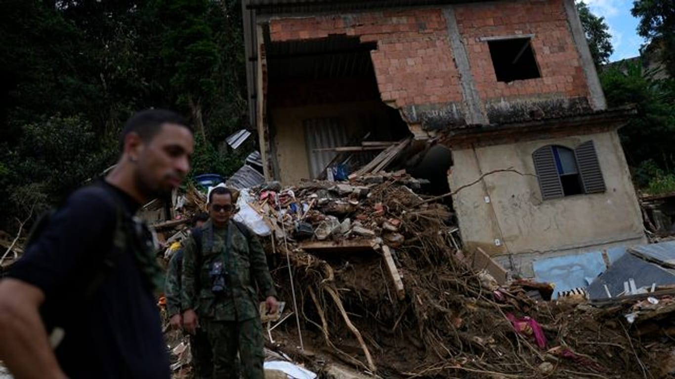 Militäroffiziere begutachten in Petropolis ein Haus, das durch einen Erdrutsch beschädigt wurde.