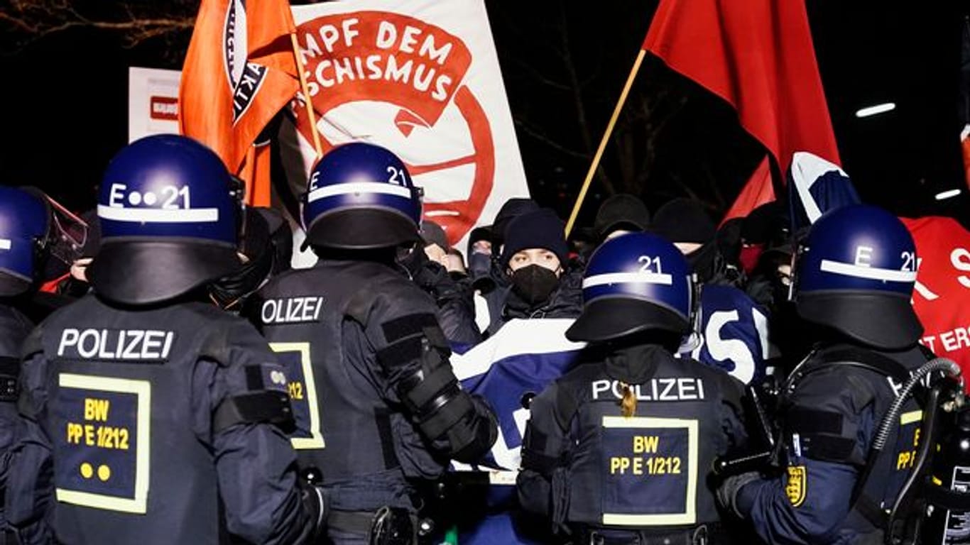 Einsatzkräfte der Polizei stellen sich am Wartberg Demonstranten entgegen.