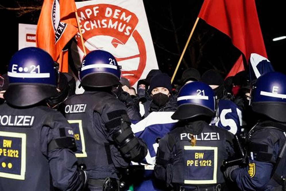 Einsatzkräfte der Polizei stellen sich am Wartberg Demonstranten entgegen.