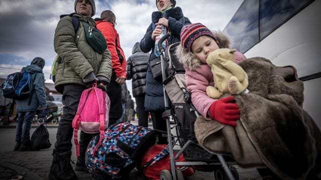 Die Geflüchtete Halina Drohantschuk mit ihren Kindern Sofia (r), Viktor (11, l) und Bogdan (12) in Polen.