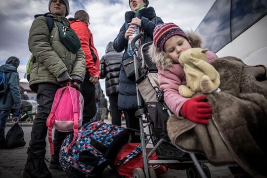 Die Geflüchtete Halina Drohantschuk mit ihren Kindern Sofia (r), Viktor (11, l) und Bogdan (12) in Polen.