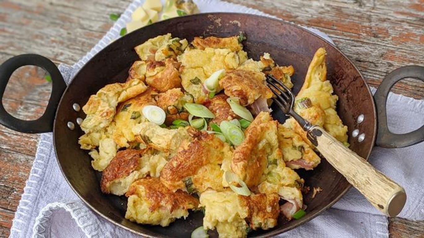 Der herzhafte Kaiserschmarrn von Daniela Baier ist von Flammkuchen inspiriert und mit Lauchzwiebeln, Speckwürfeln und einer ordentlichen Portion Bergkäse gemacht.